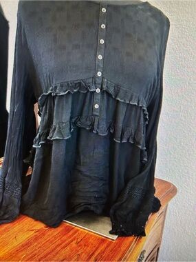Black Ruffled Long-Sleeve Tiered Women’s Top. Size M. NWTGS